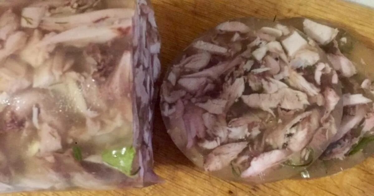 Как приготовить колбасу из курицы в бутылке. Домашняя колбаса в бутылке. колбаса с желатином в бутылке. домашняя куриная колбаса в бутылке. домашняя колбаса из курицы с желатином.