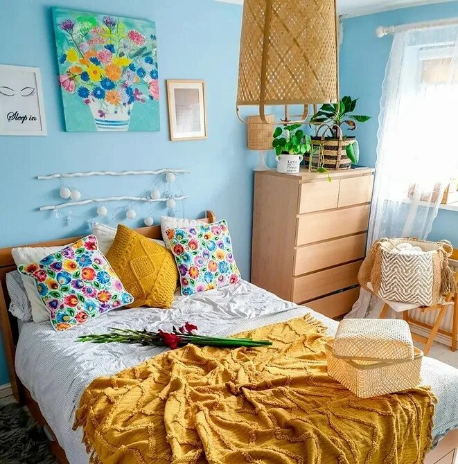 Яркие стены в интерьере. Яркие красочные картинки. Воспользоваться яркий. Цветовая палитра стиля эклектика. Яркие стены в интерьере.