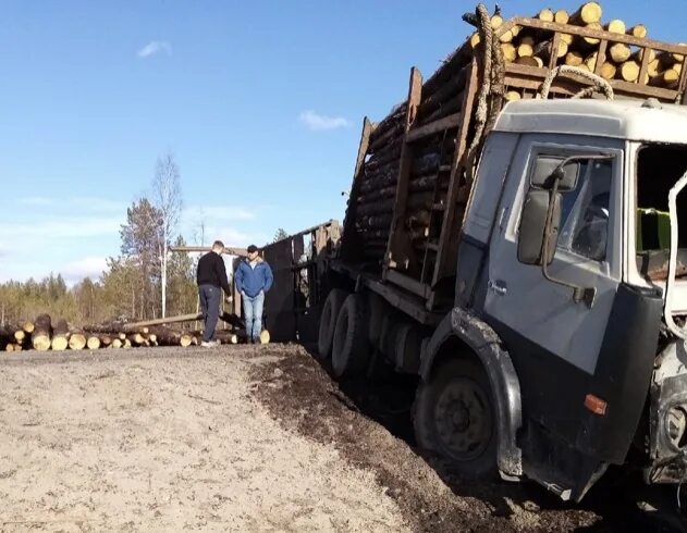 ДТП на трассе м8 Архангельская область. Лесовоз КАМАЗ под трассой. КАМАЗ С лесом. Результаты сегодня архангельск