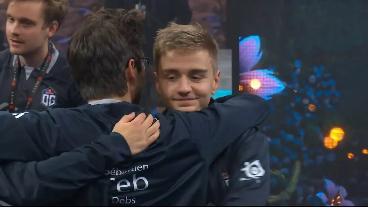Dota 2 international 2021. Кубок интернешенала дота 2. Og победители the international 2019. Og интернешнл 2019. Кубок аегис тим спирит.