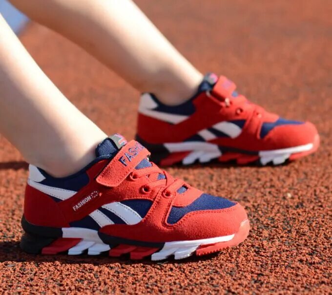 Детская обувь на ноге. Дети в кроссовках. Дети ноги в кроссовках nike. Кроссовки для мальчиков. Ноги мальчиков в кедах.