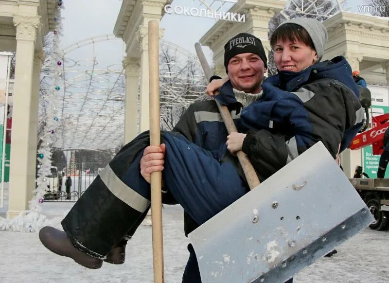 Дворник. Дворник в Москве. Дворники Москва 2022. Работник дворник. Работа дворником чита