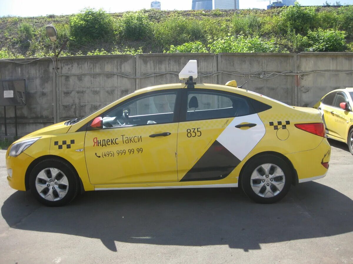 Такси в аренду без залога и депозита. Hyundai Solaris такси. Таксист на солярисе.