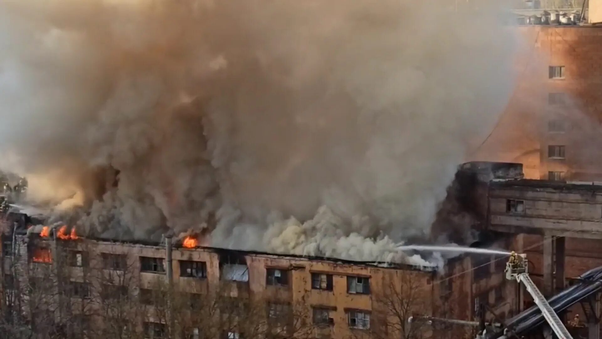 Пожар в здании. Пожарные на пожаре. Пожар в квартире.