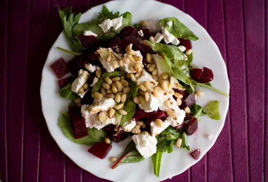 руккола со свеклой. салат свекла фета кедровые орешки. свекла фета кедровые орешки. салат из свеклы с фетой и кедровыми орешками. фета со свеклой.