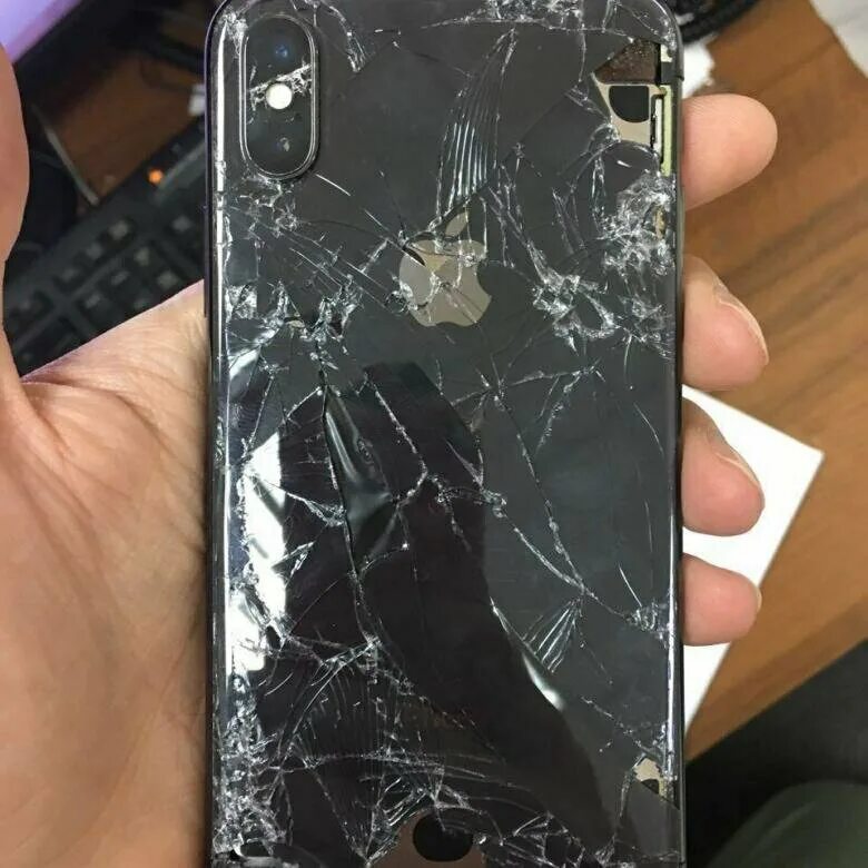 экран разбитого телефона. разбитый айфон. ремонт разбитого экрана телефона. разбитый экран iphone. разбил телефон.