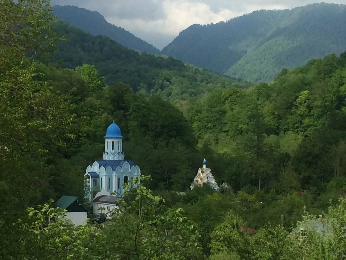 Краснодарский край сочи лесное. Троице-Георгиевский монастырь Сочи. Троице-Георгиевский женский монастырь Лесное. Женский монастырь Сочи Лесное. Женский монастырь в Сочи село Лесное.