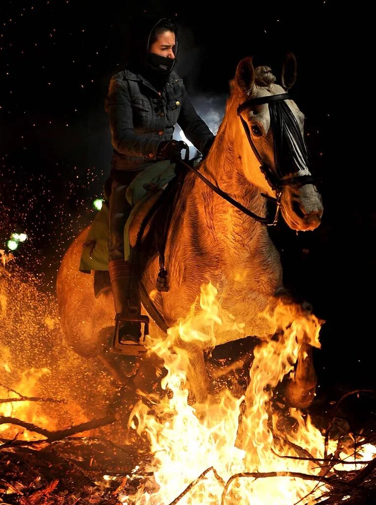 конь выносит из огня. огненный конь в лучах радуги. всадник на коне. всадник в огне. огненный всадник.