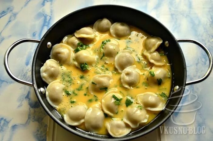 жареные пельмени с яичницей. жареные пельмени на сковороде с яйцом. жареные пельмени на сковороде с яйцом. жареные пельмени по корейски. жареные пельмени на сковороде с яйцом.