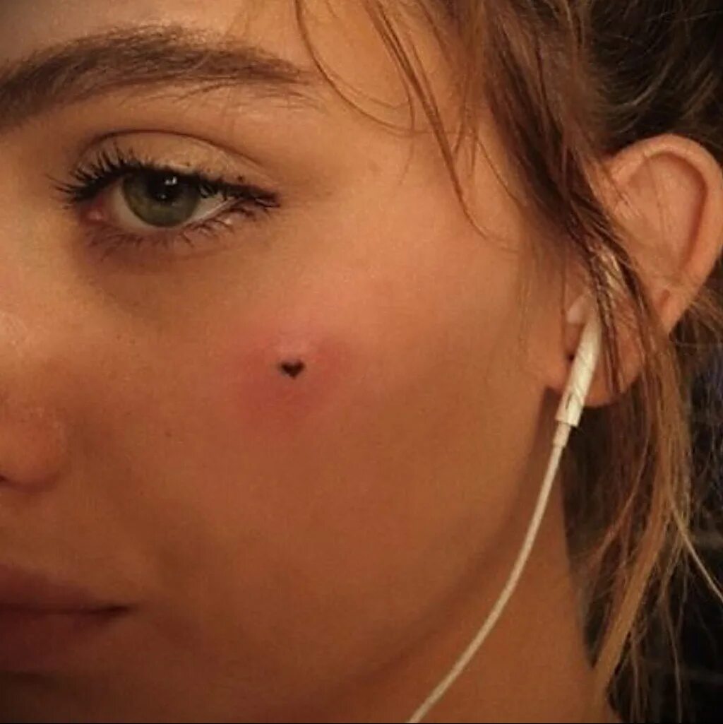Натали портман родинка на щеке. Знаки судьбы родинки на лице. Натали портман родинка. Девушка с родинкой под глазом. На лице родинка на щеке.