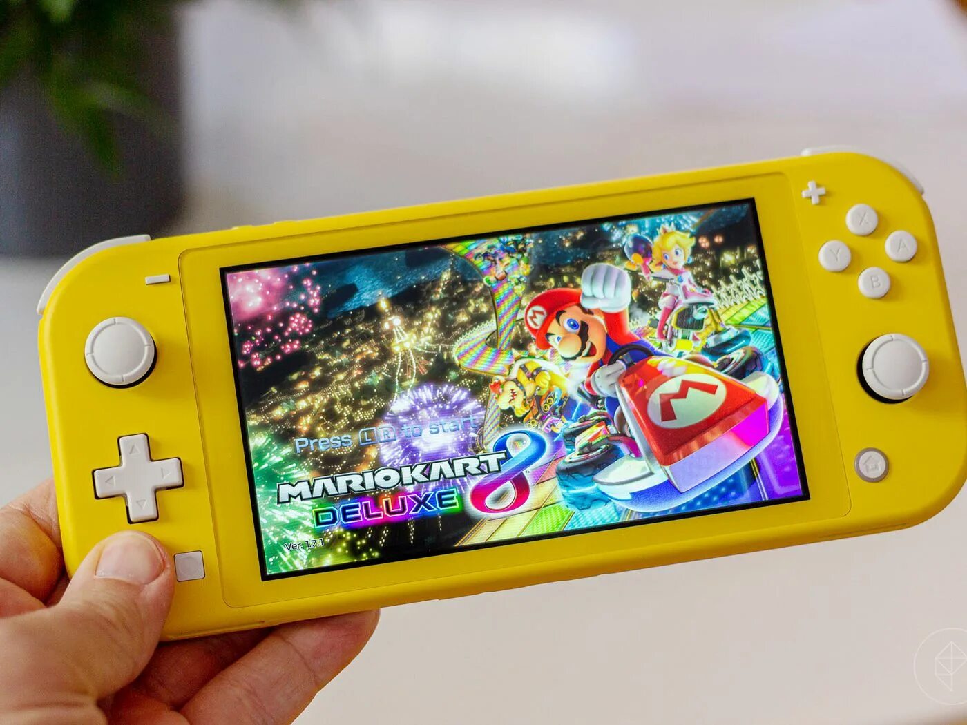 Нинтендо свитч Лайт. Портативная игровая консоль Nintendo Switch Lite. Нинтендо свитч желтый. Игры на Нинтендо свитч Лайт. Nintendo lite обзор