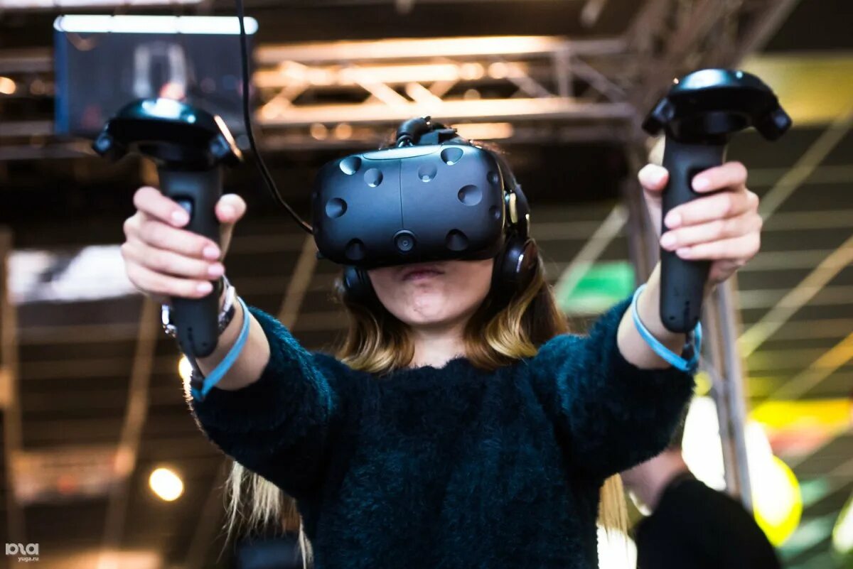 Виртуальная реальность развлечение. Погружение в виртуальную реальность. Виртуальная реальность игрушки. Виртуальная реальность с полным погружением. VR аттракцион.