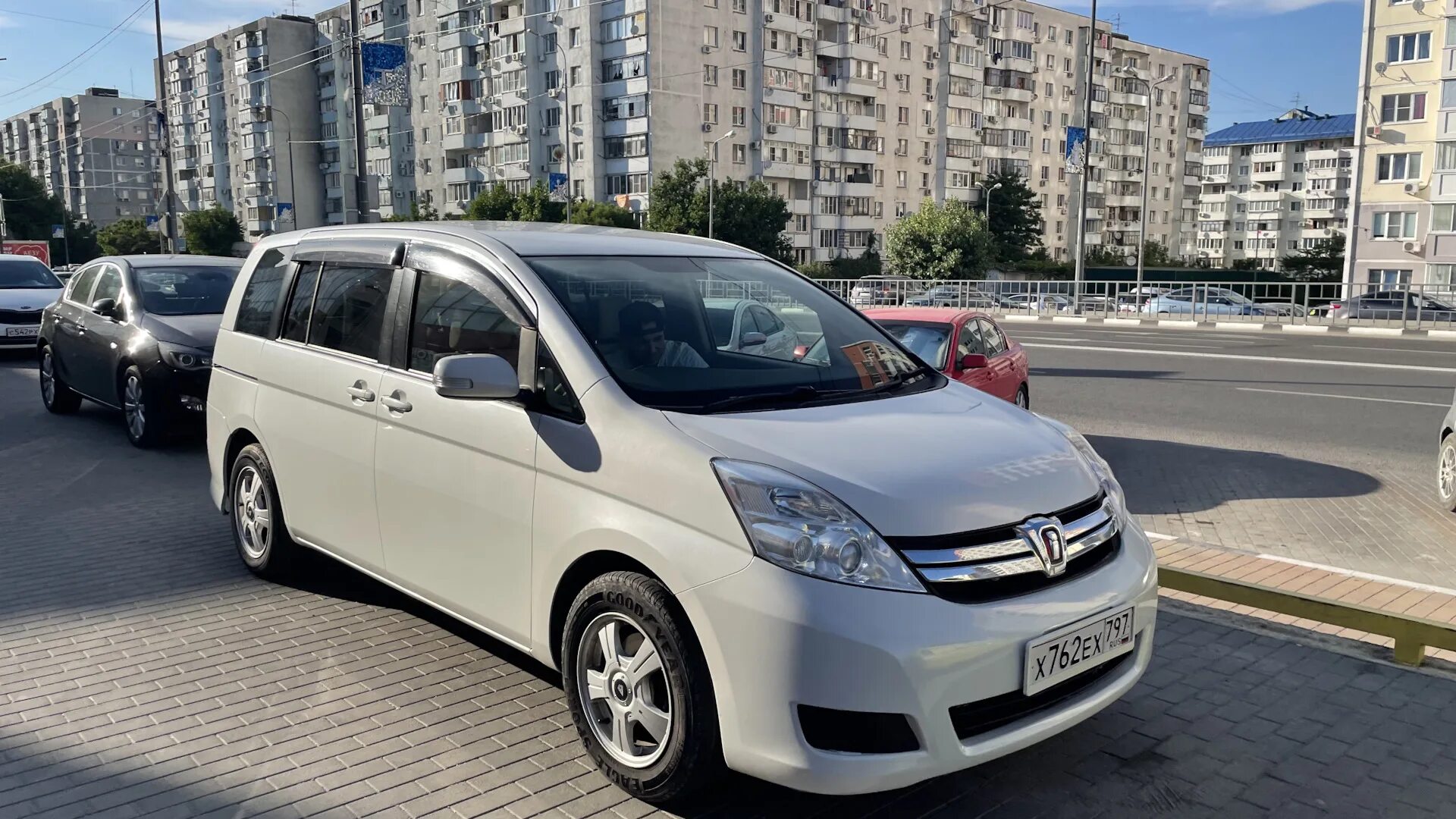 Москва тойота исис. Toyota Isis. Тойота Исис минивэн. Тойота Исис 2008. Toyota Isis Drive 2.