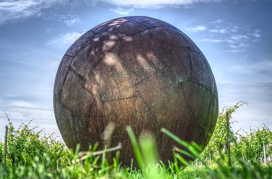 Мяч земля большой. Глобус из травы. Шар Глобус на траве. Титановый шар на Багамах. Картинки шар металл.