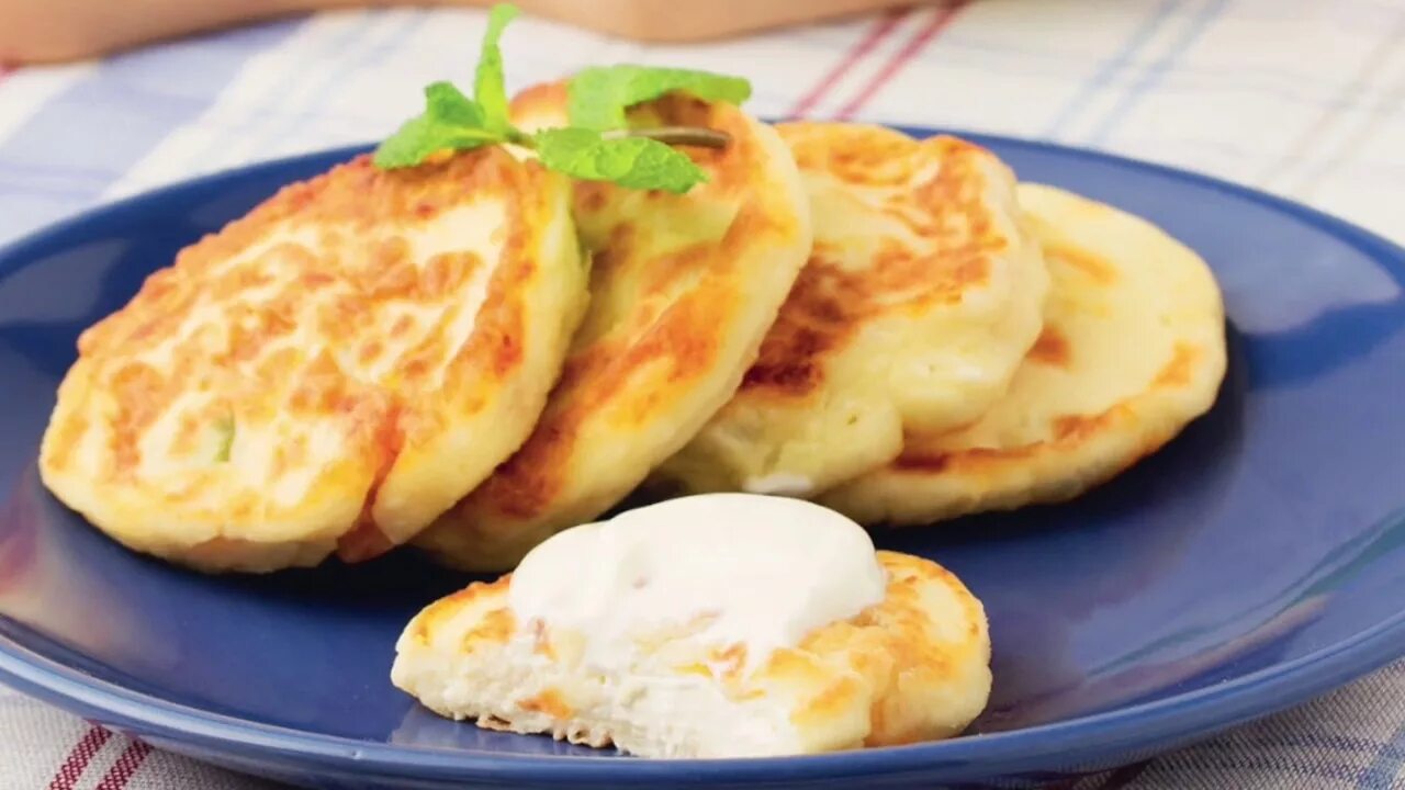 Сырники из творога рецепт кухня наизнанку. Сырники украинские. лимонные сырники. кубанские сырники. сырники с творогом и картофелем.