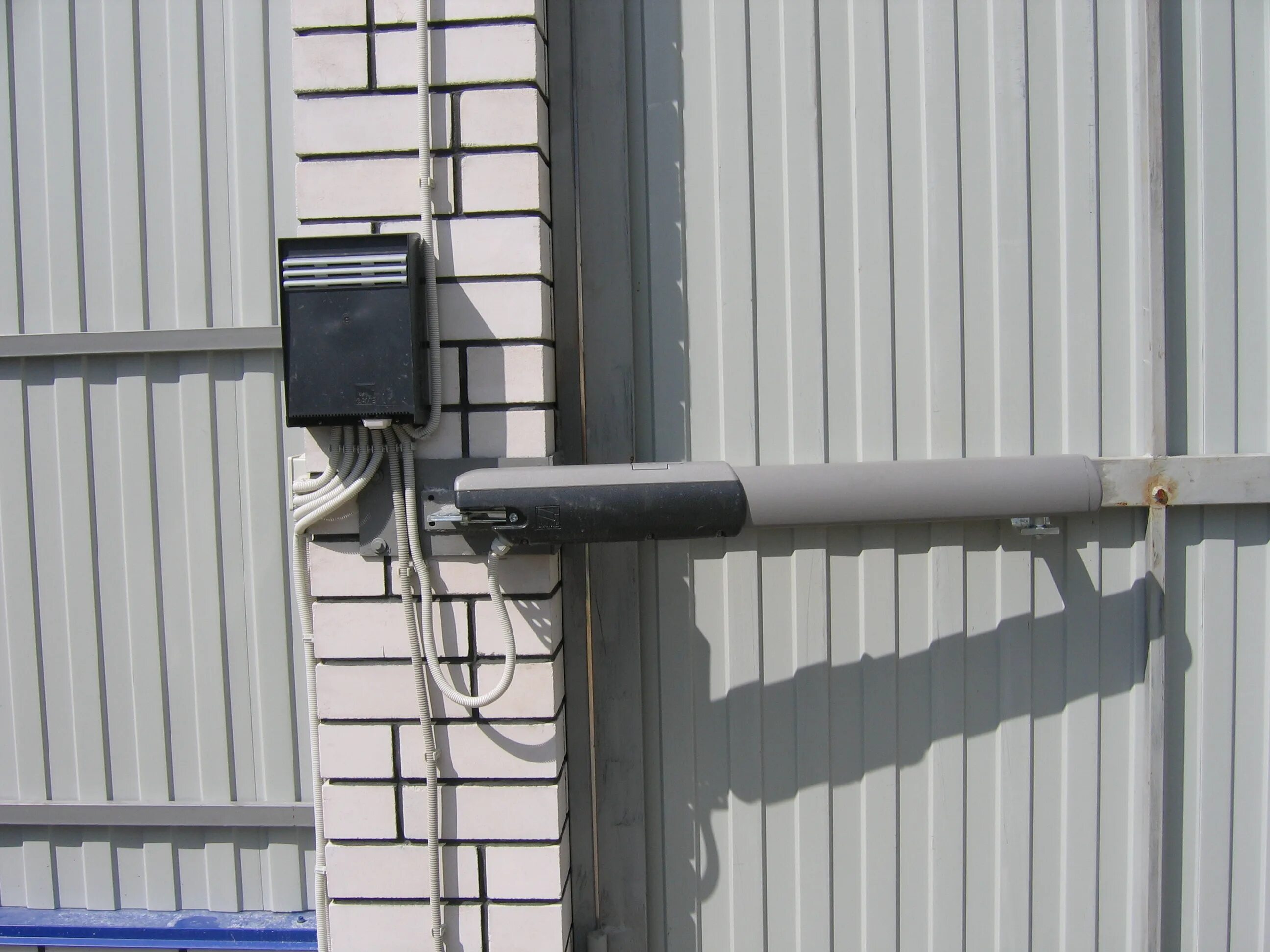 Распашные ворота с электроприводом наружу схема. Провод для распашных ворот. Провода распашные ворота. Провод под распашные ворота. Провод для распашных ворот.