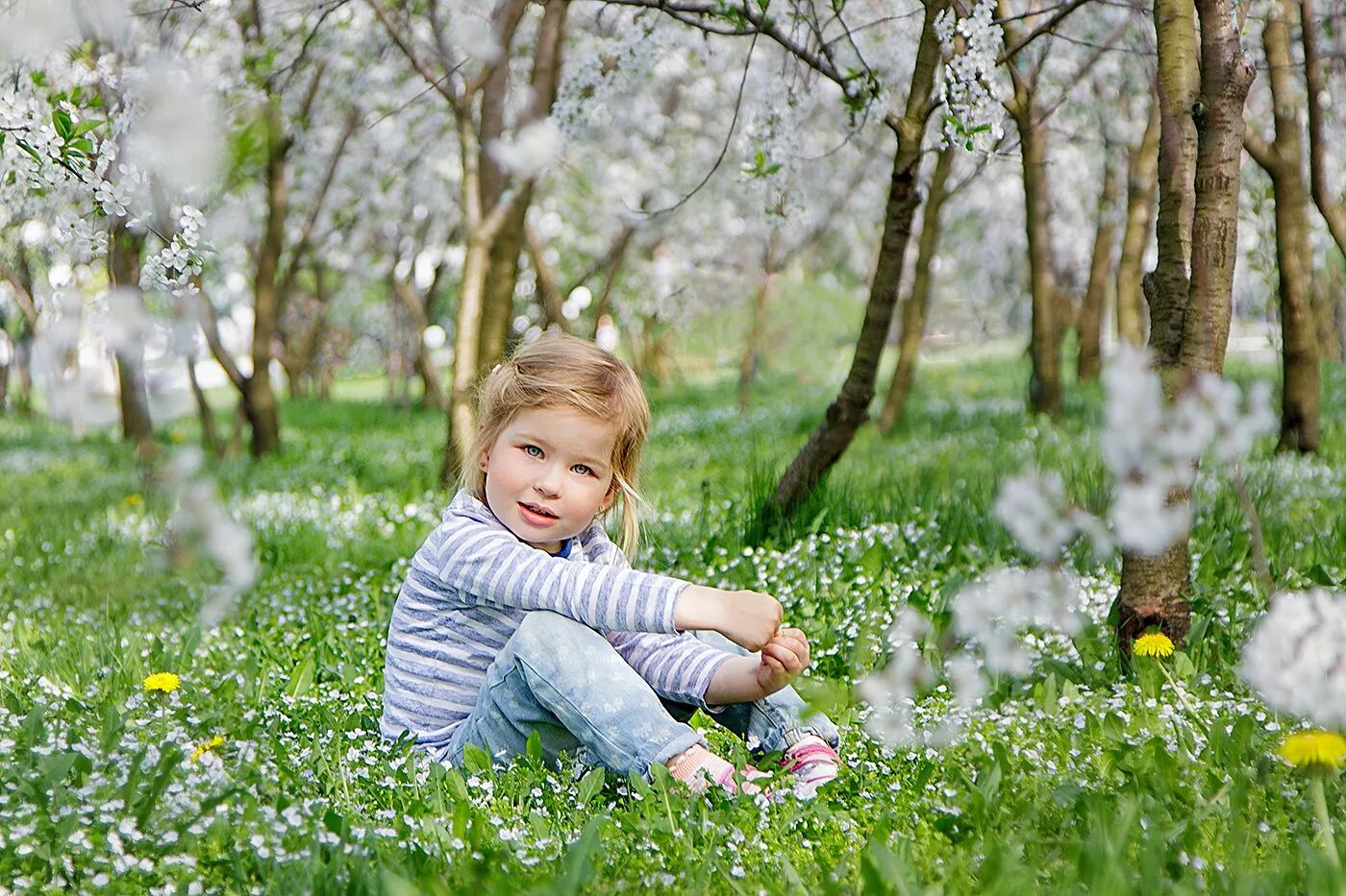 Песня хорошо в саду весной. Детская фотосессия на природе летом. Дети весной. Весенняя фотосессия.
