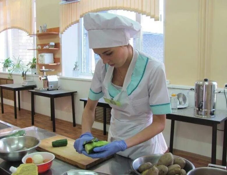 Кухонный работник в детском саду. Повар в детском саду. Кухонный работник садик. Кухонный работник в детском саду. Повара пищеблока.