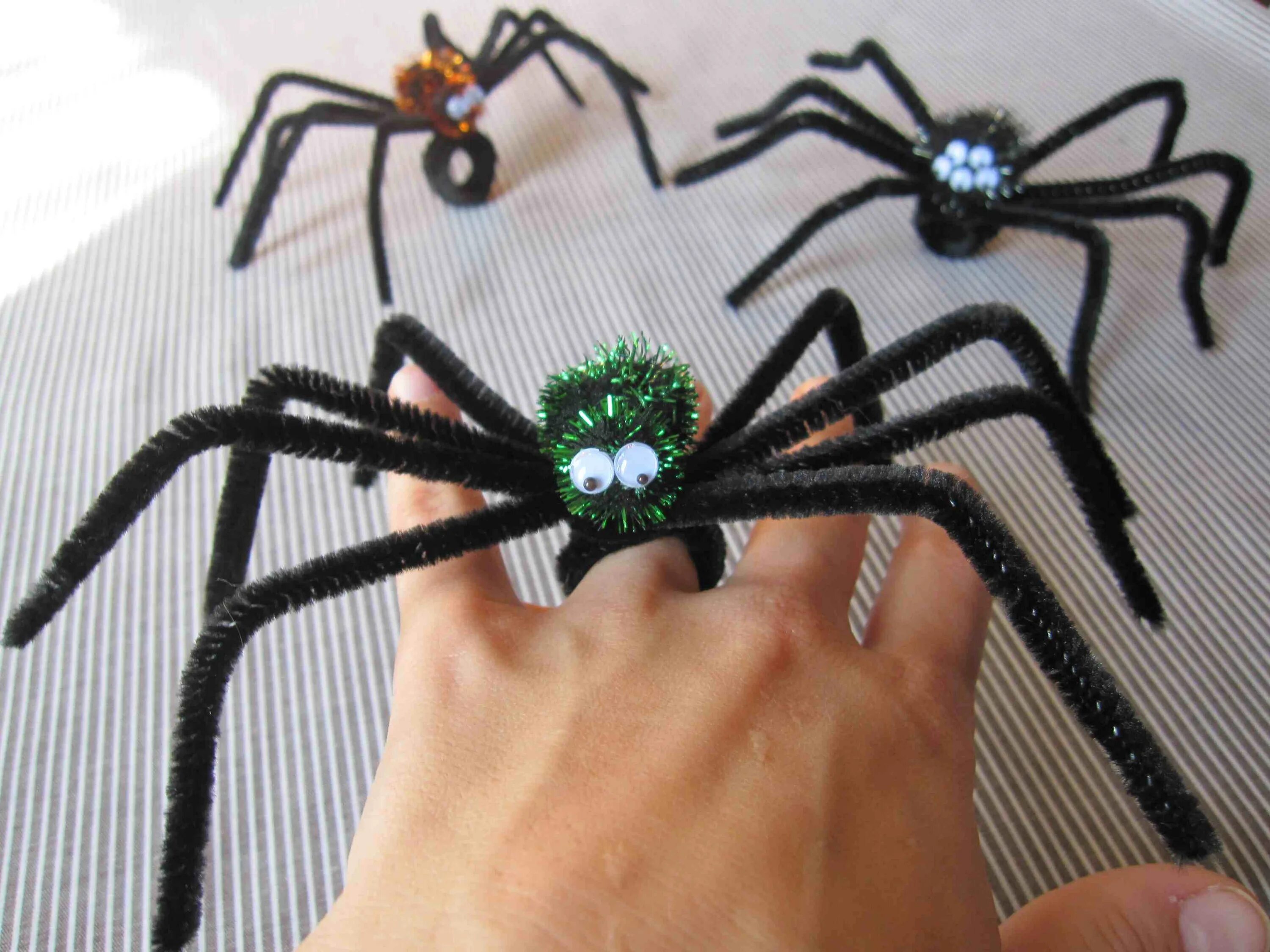 Самодельный паук. Поделка паук. Паучок поделка для детей. Паук своими руками поделка. Поделка паучок из бумаги.