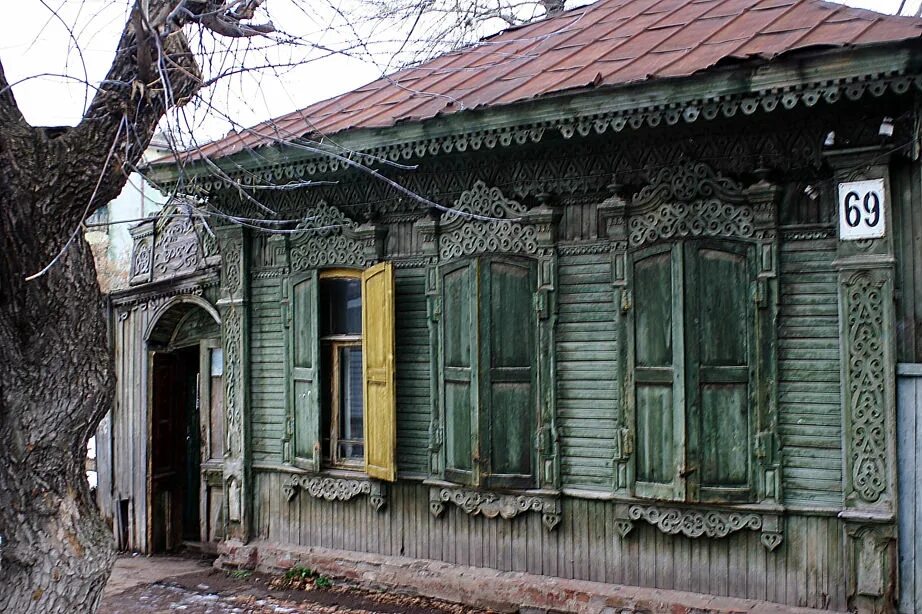 Аренда старого дома. Деревенские кирпичные дома. Старый домик. Старый деревянный дом внутри. Сельская 12.