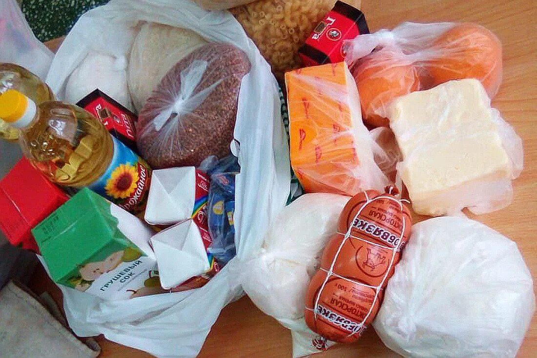 Помощь получения продуктов. Выдача продуктовых наборов школьникам. продуктовый набор для семей мобилизованных. картинка продуктовые наборы в школе. набор продуктов на неделю.