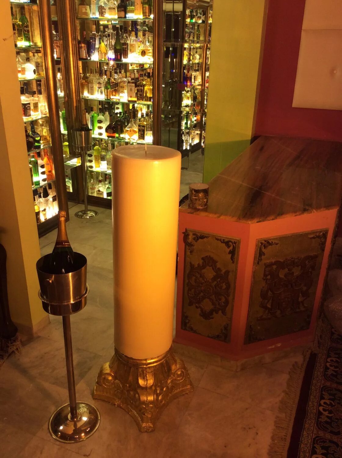 Огромная свечка. Большие свечи. Самые большие свечи. Огромная свечка. Большие церковные свечи.