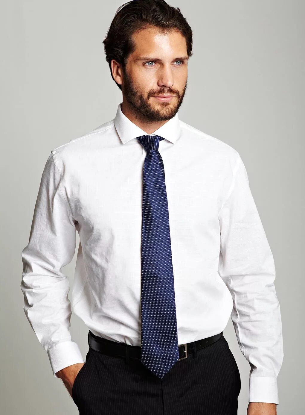 мужчина в рубашке с галстуком. мужчина в рубашке и галстуке. тонкий черный галстук. парень в рубашке с галстуком. белая рубашка с черным галстуком.