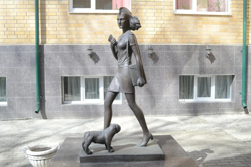 Где в брянске растет. Памятник приставам в брянске. памятник судебному приставу брянск. памятник дуки брянск. памятник учителю в брянске.