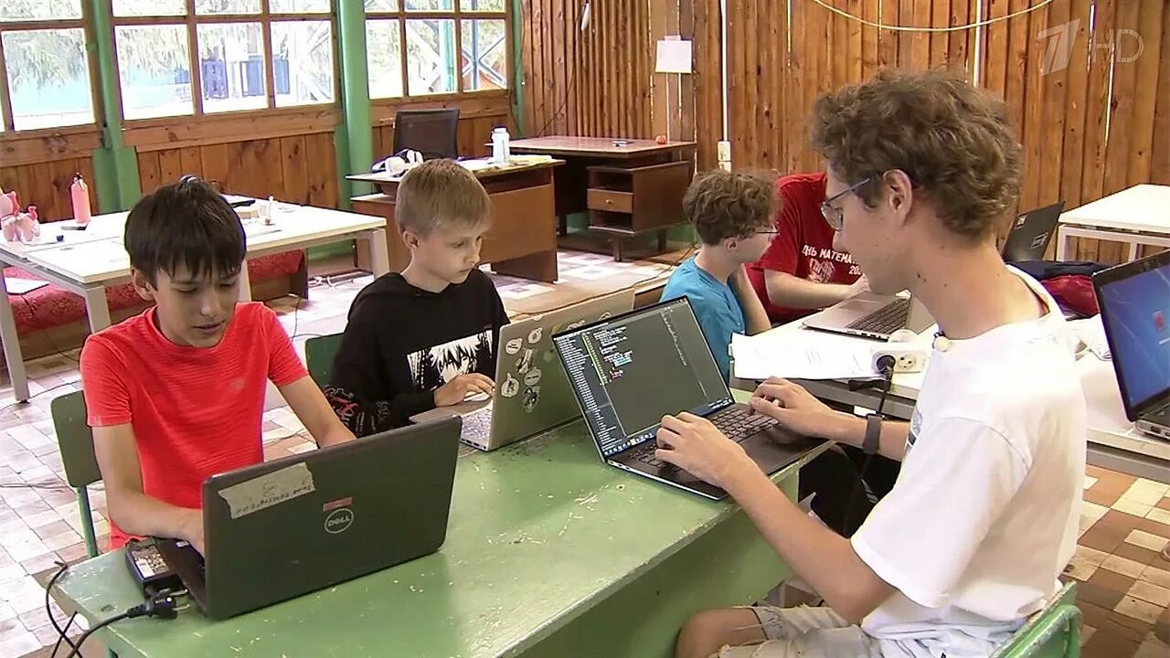 Российские школьники получат. Школьники на информатике. Школьники на Олимпиаде. Трое школьников. Школьники 22.