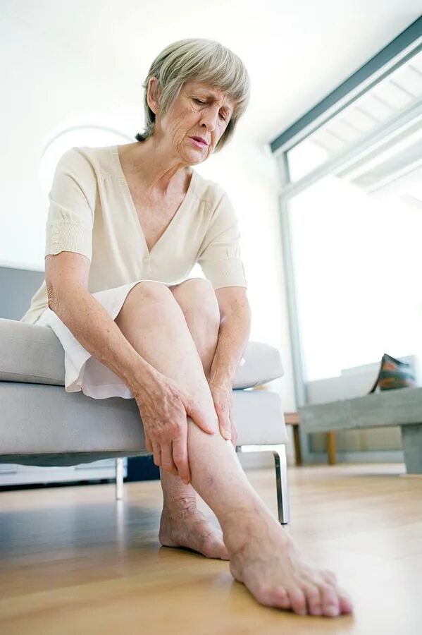 Ноги после 50. Ступни пожилых женщин. Пожилая женщина нога на ногу.