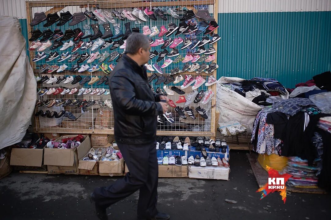 контрафактная одежда. палата с одеждой на рынке. контрафакт на маркетплейсах товары. узбеки торгуют палеными духами. продажа контрафактных духов.