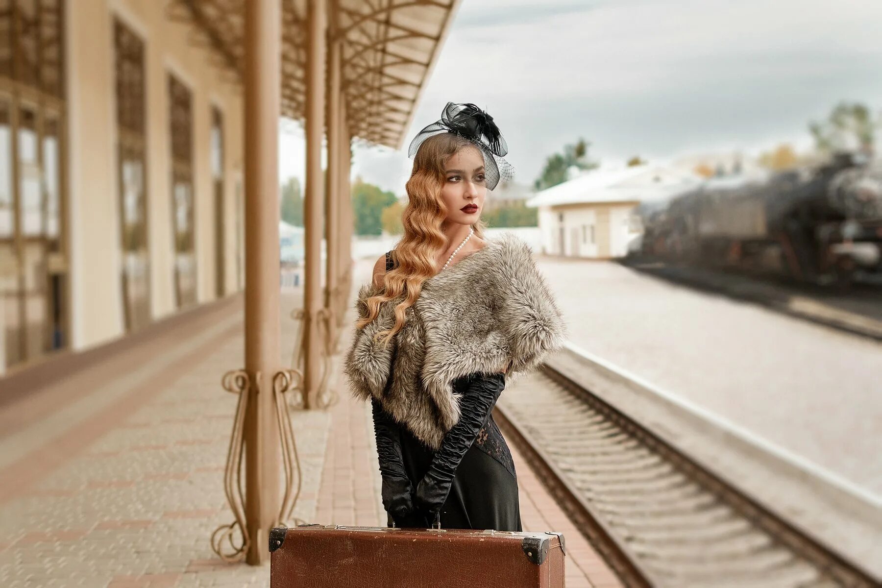 Образ железной дороги. Фотосессия в стиле ретро. Элегантная женщина. Образы для фотосессии. Фотосессия в ретро стиле на вокзале.