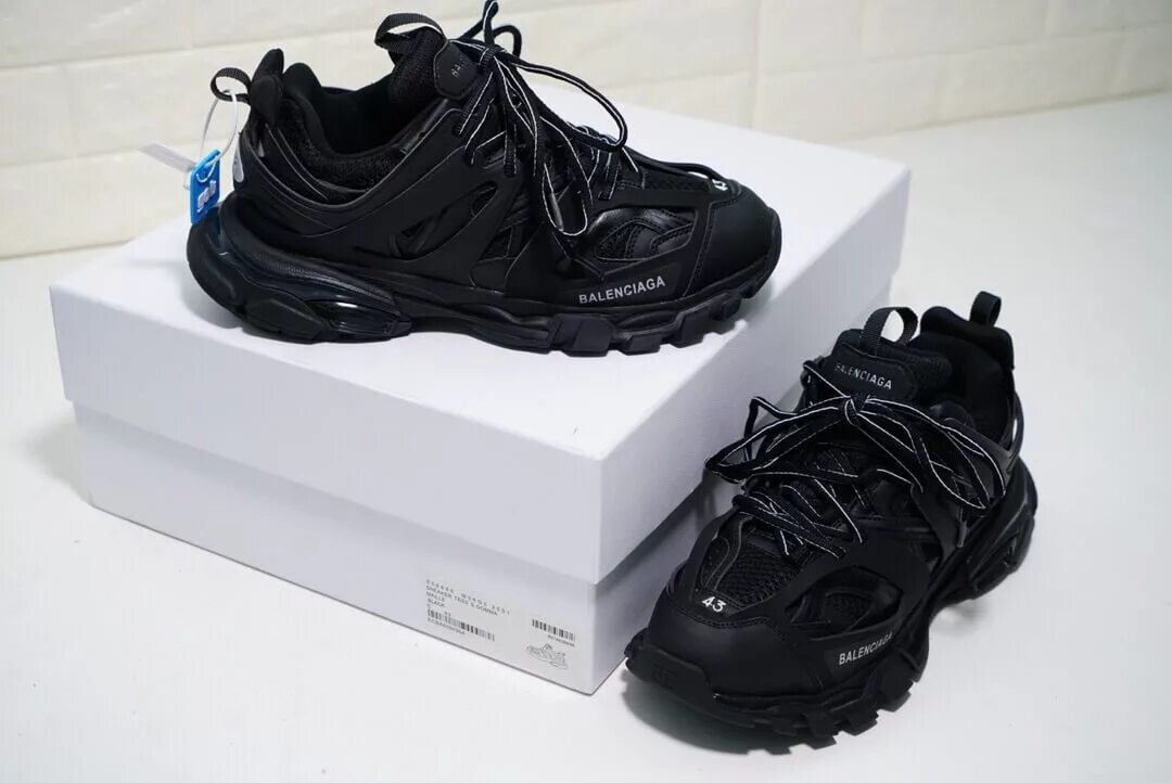 Кроссовки balenciaga triple s black. Баленсиага кроссовки triple s. Кроссовки баленсиага женские белые. Кроссовки баленсьяга оригинал. Кроссы balenciaga.