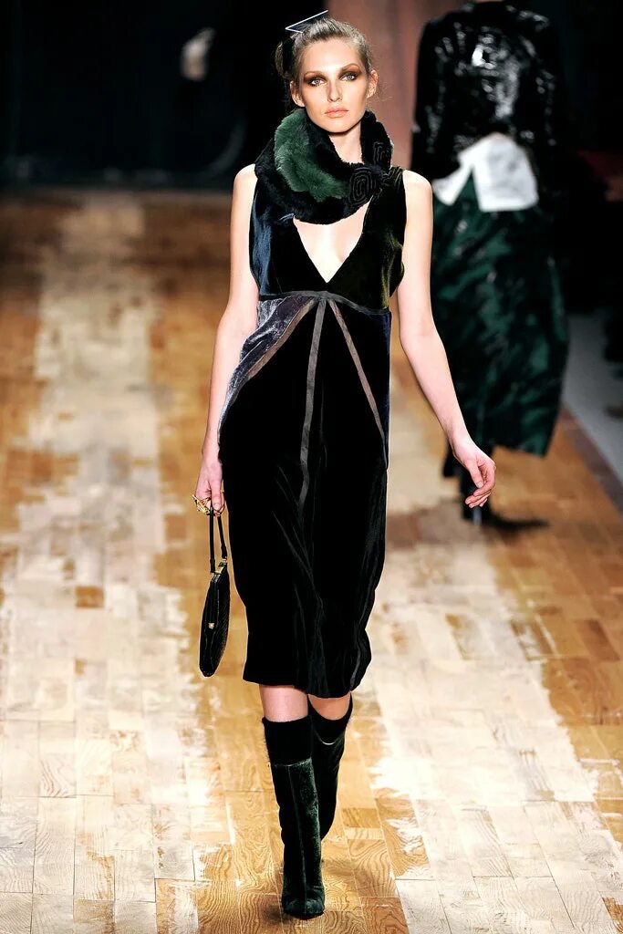 Бархатное платье в обтяжку. Платье из велюра. Xenia tchoumitcheva ножки. Бархатное вечернее платье. Платье из панбархата.