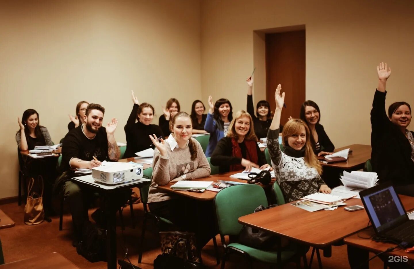 Переводчик картинки для презентации. Курсы экскурсоводов в спб. Курсы гида переводчика в москве. Курсы гида переводчика в москве. Одежда экскурсовода картинка.