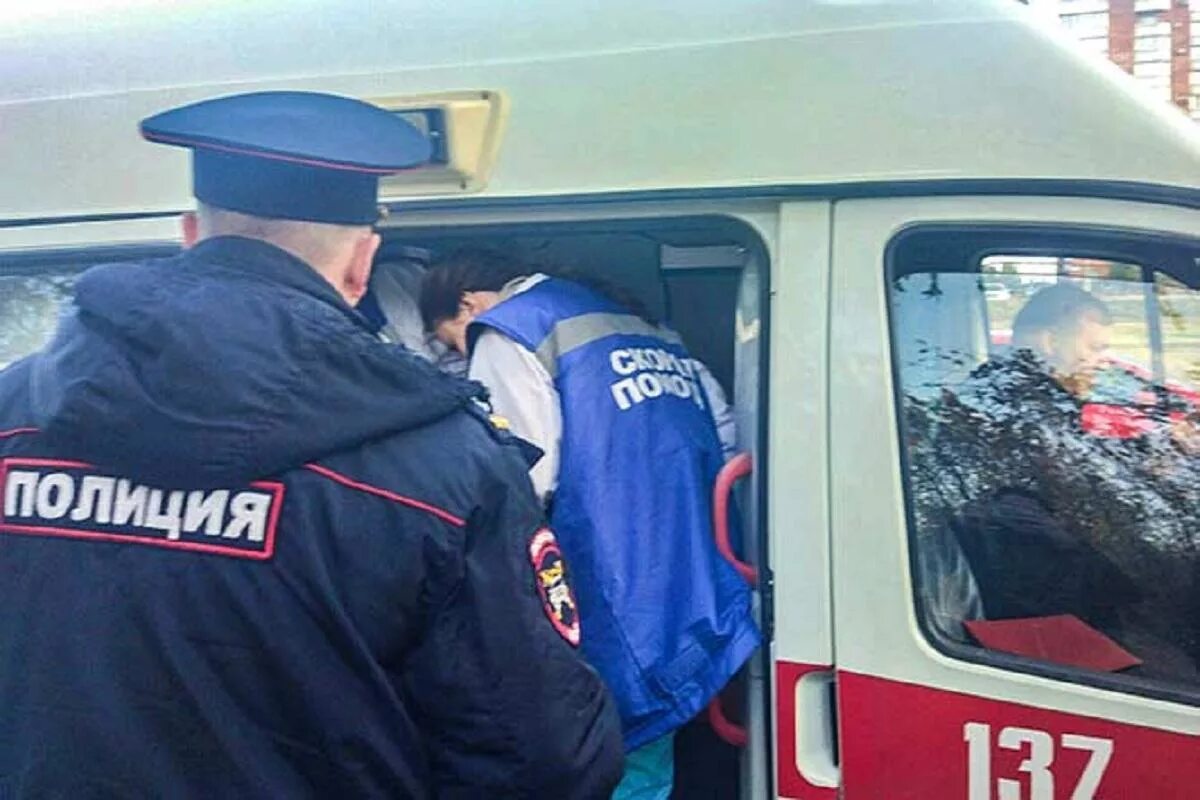 вызывает ли скорая полицию. вызов скорой помощи. полиция и скорая на месте происшествия. вызывает ли скорая полицию. машины скорой, полиции и пожарной службы.