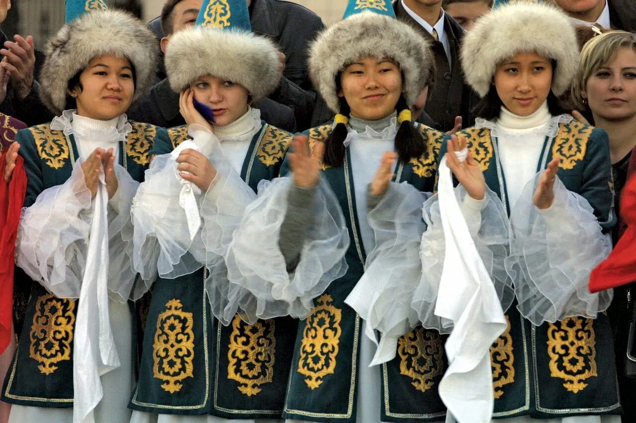 Kazakh people. Народ Казахстана казахи. Казахский костюм. Национальная одежда Казахстана. Национальный костюм казахов.