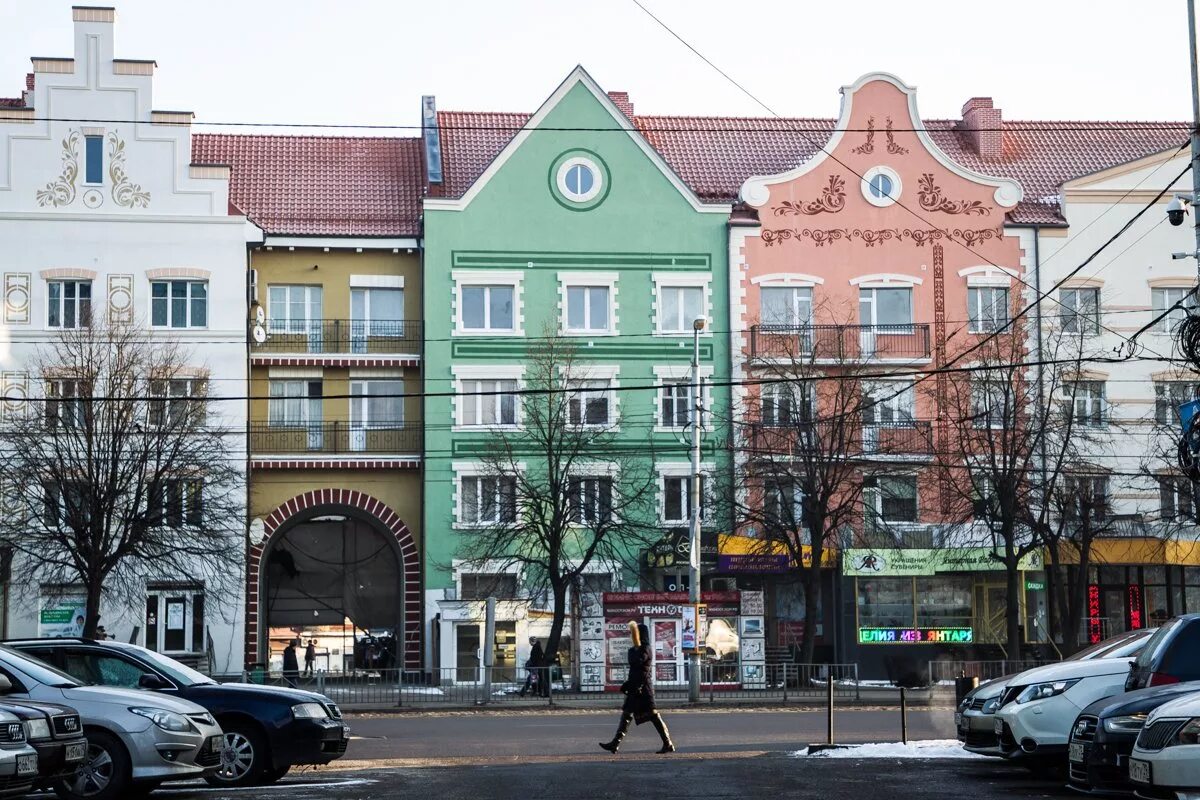 Калининград купить в центре. Пряничные домики Калининград Ленинский проспект. Реновация хрущевки Калининград. Хрущевки Ленинский проспект Калининград. Дома Ленинский проспект Калининград.