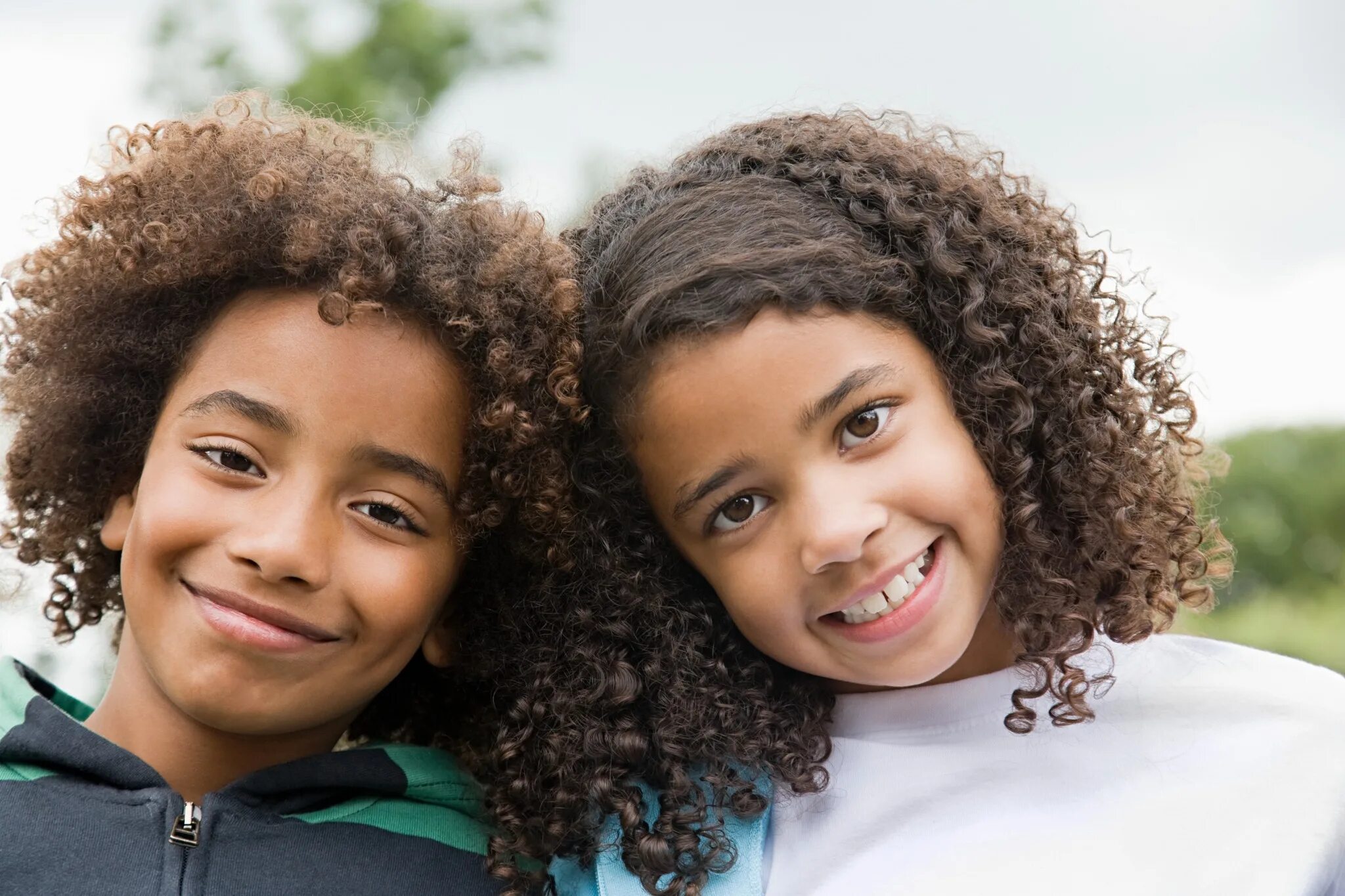 Mixed Race people. Фото 2 негра и девушка улыбаются. Mixed Race Brown girl Future.