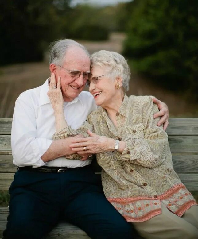 Видео старых семейных пар. Влюбленные старики. Старая пара. Старые пары. Пожилая пара.