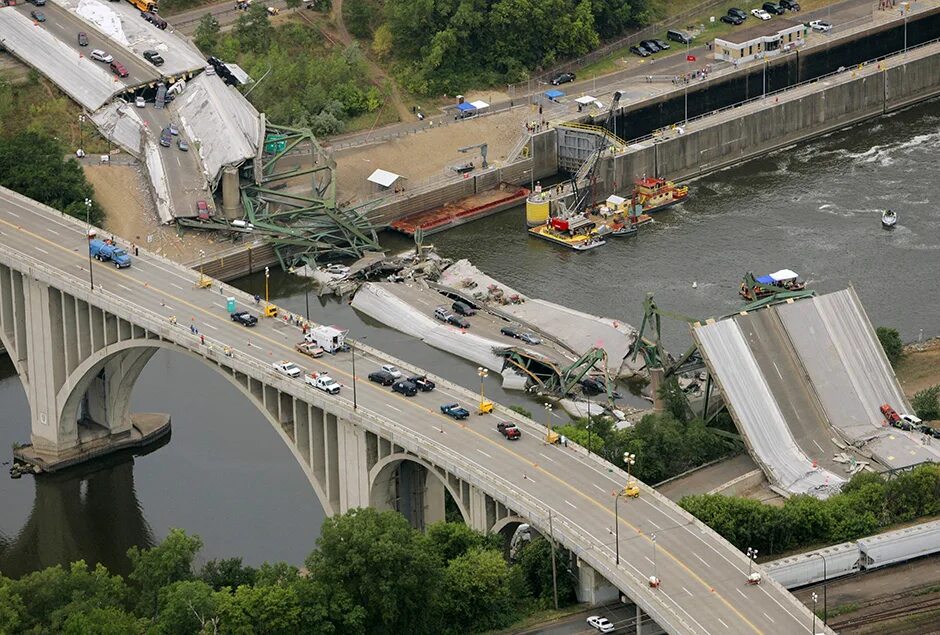 Мост в сша разрушение. Обрушение моста в Миннеаполисе 2007. Мост i-35w через Миссисипи. Мост в Миннеаполисе через Миссисипи. Мост через Миссисипи крушение.