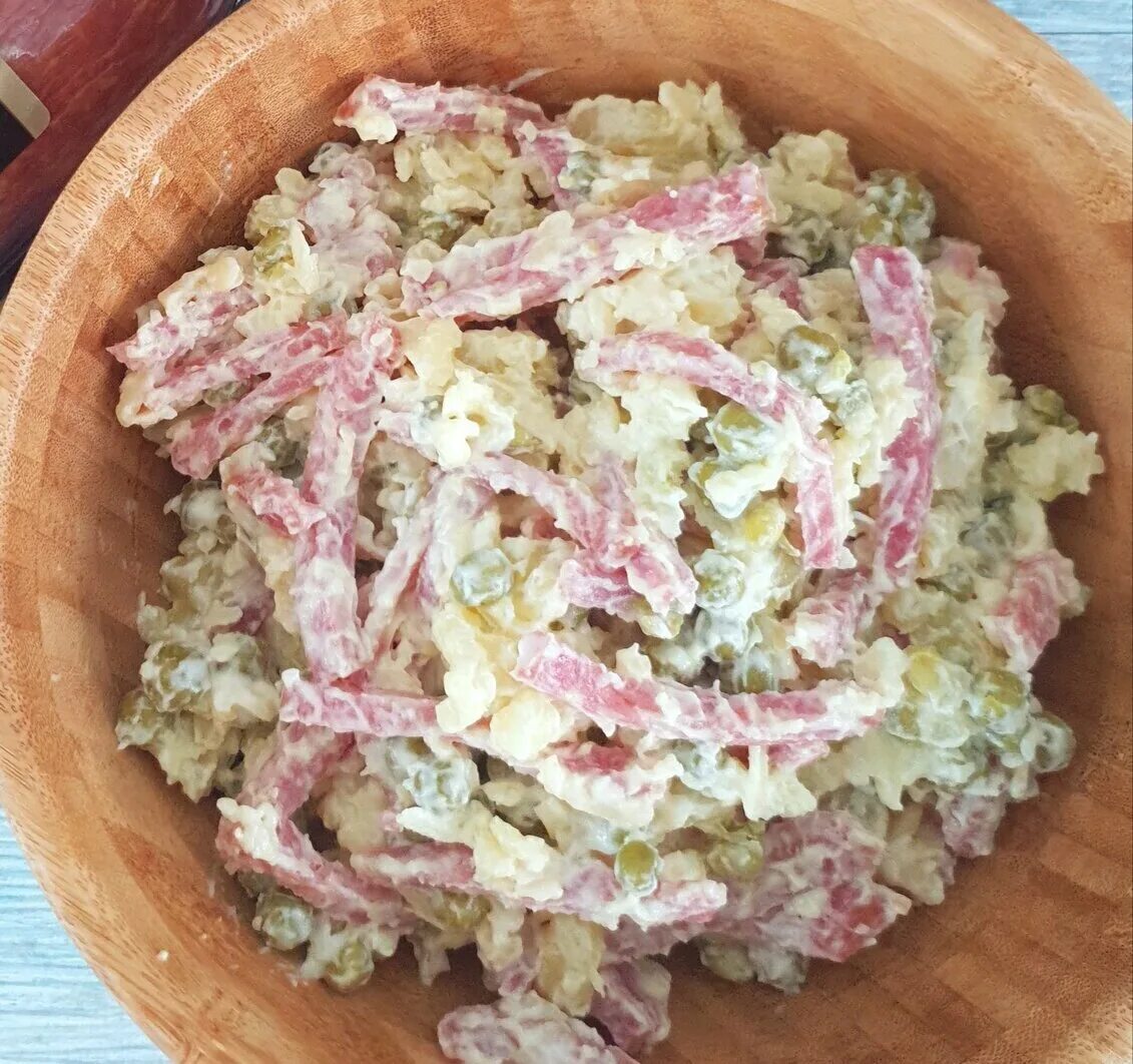 Салат с солеными огурцами и колбасой копченой. Салат охотничий. салат баварский охотничий. салат с копченой колбасой. салат с охотничьими колбасками.