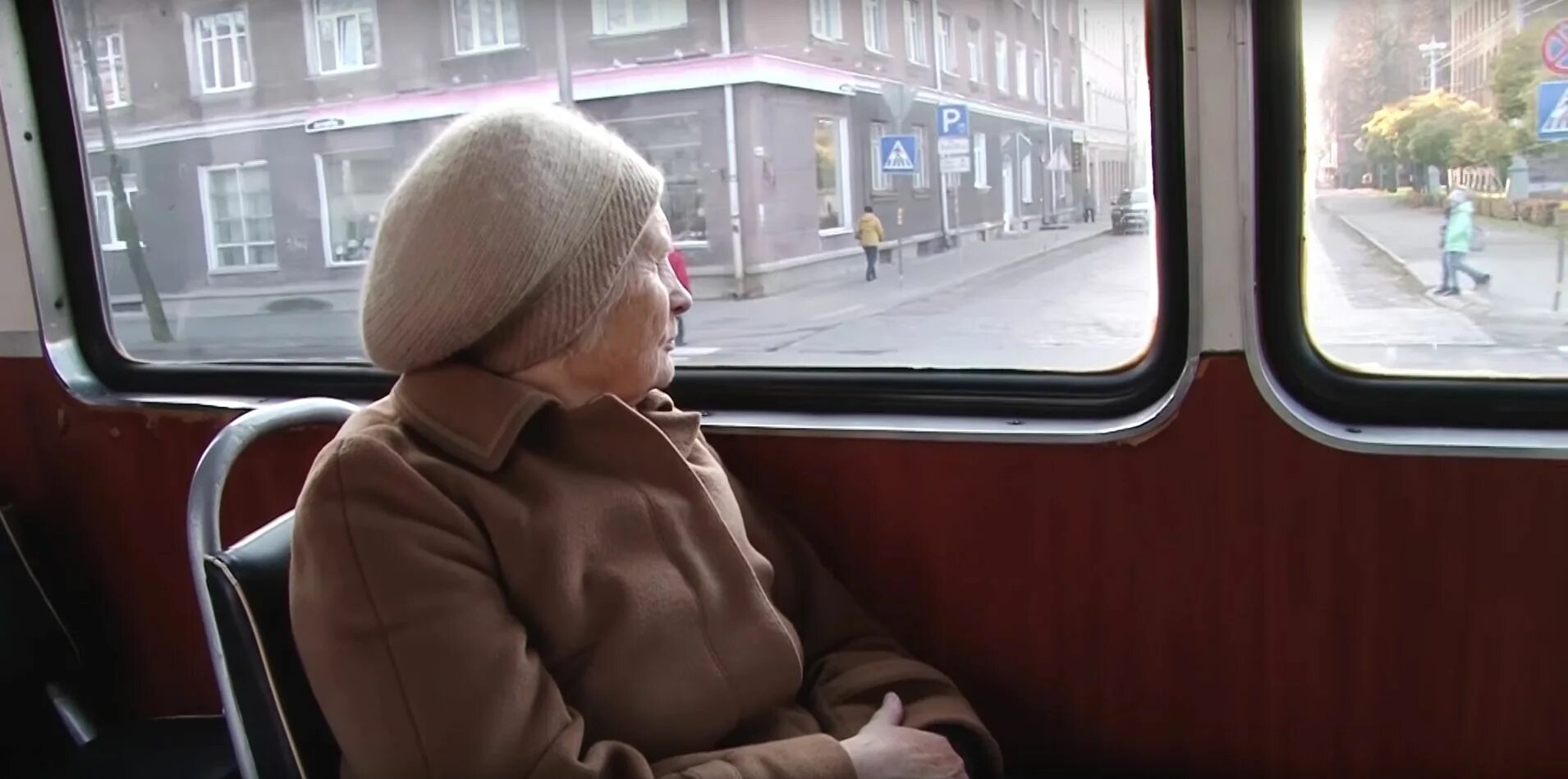 Остановитесь бабушки. Бабушка в автобусе. Пожилые люди в автобусе. Пенсионеры в общественном транспорте. Пожилых людей в трамвае.