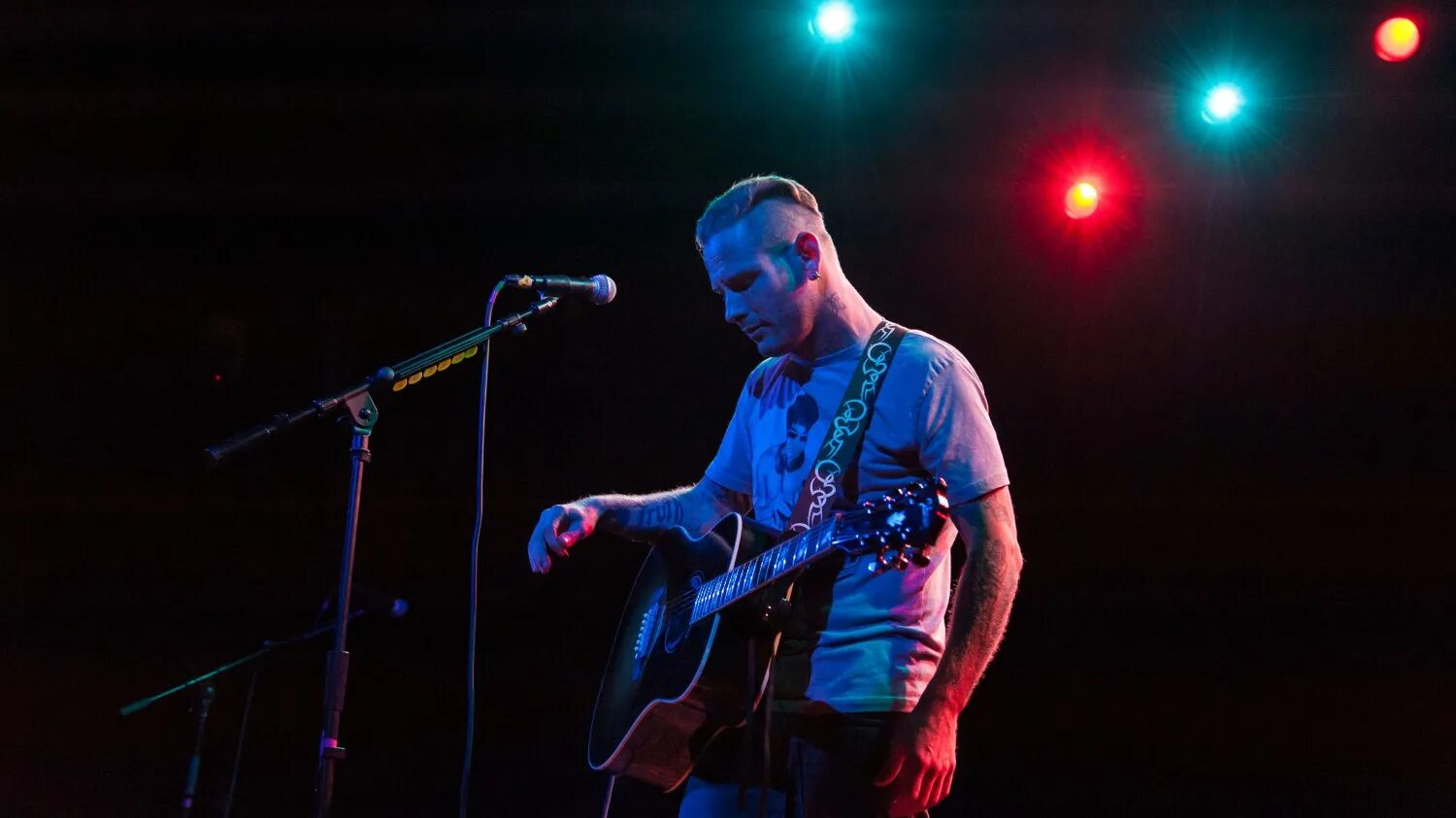 Corey taylor snuff. Кори тейлор концерт зеленый 2023. Кори тейлор с флагом. Кори тейлор snuff. Кори тейлор акустика.