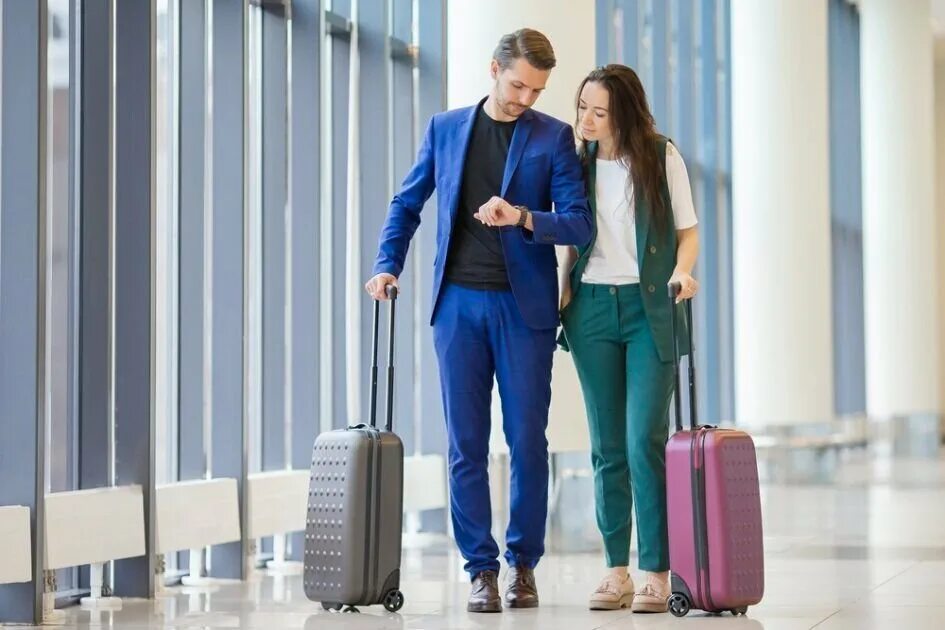 Woman go man go. Парень с чемоданом в аэропорту. Люди в аэропорту. Мужчина и женщина в аэропорту. Мужчина и женщина с чемоданами.