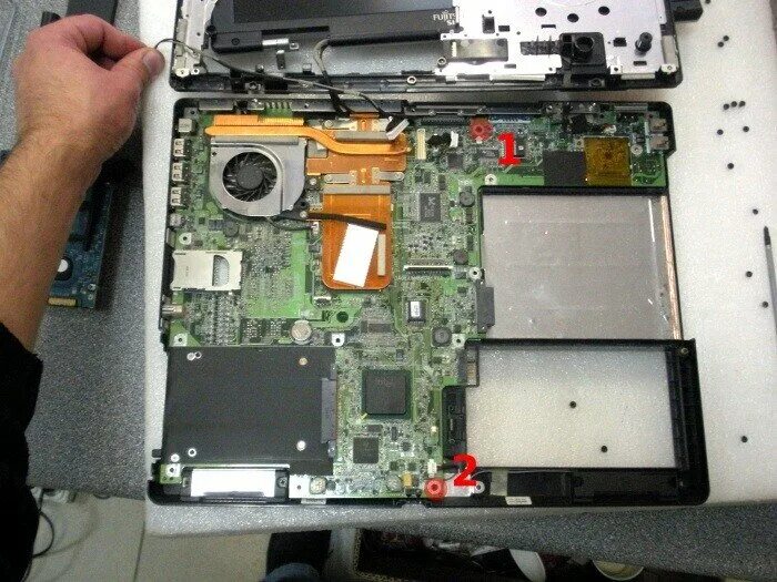 После разборки ноутбука. Ноутбук Fujitsu-Siemens Amilo si 2654. ICL ноутбук si152. Fujitsu u9200 изнутри. Фуджитсу Сименс нетбук разбор.