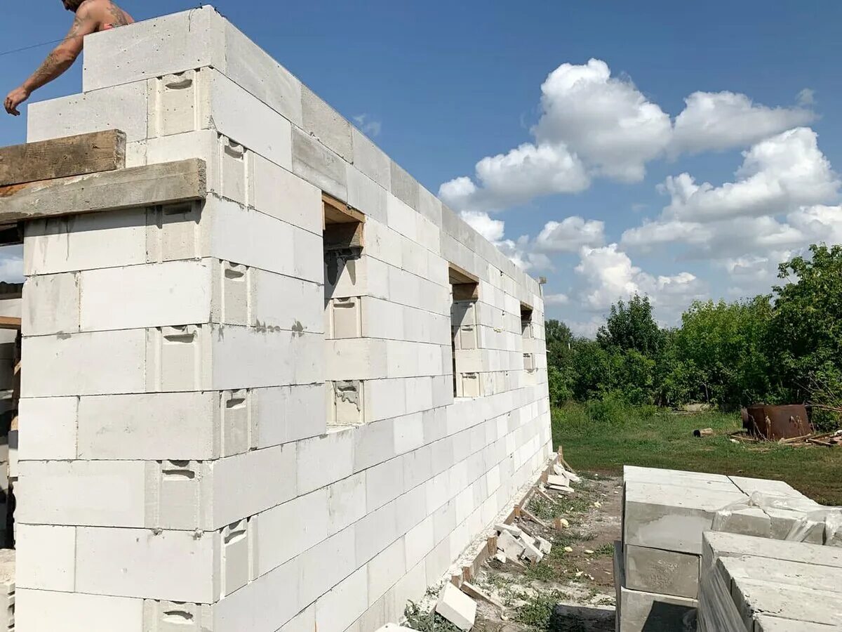 Строим дом из сибита. Строим дом из сибита. Стройка домов из сибита. Блок газобетонный сибит d500. Загородный дом из сибита.
