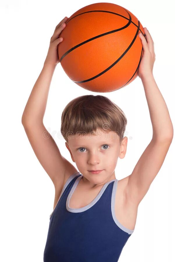 Мальчик с мячом в руках. Мяч над головой. Мяч над головой. Мяч над головой. Девушка с мячом над головой.