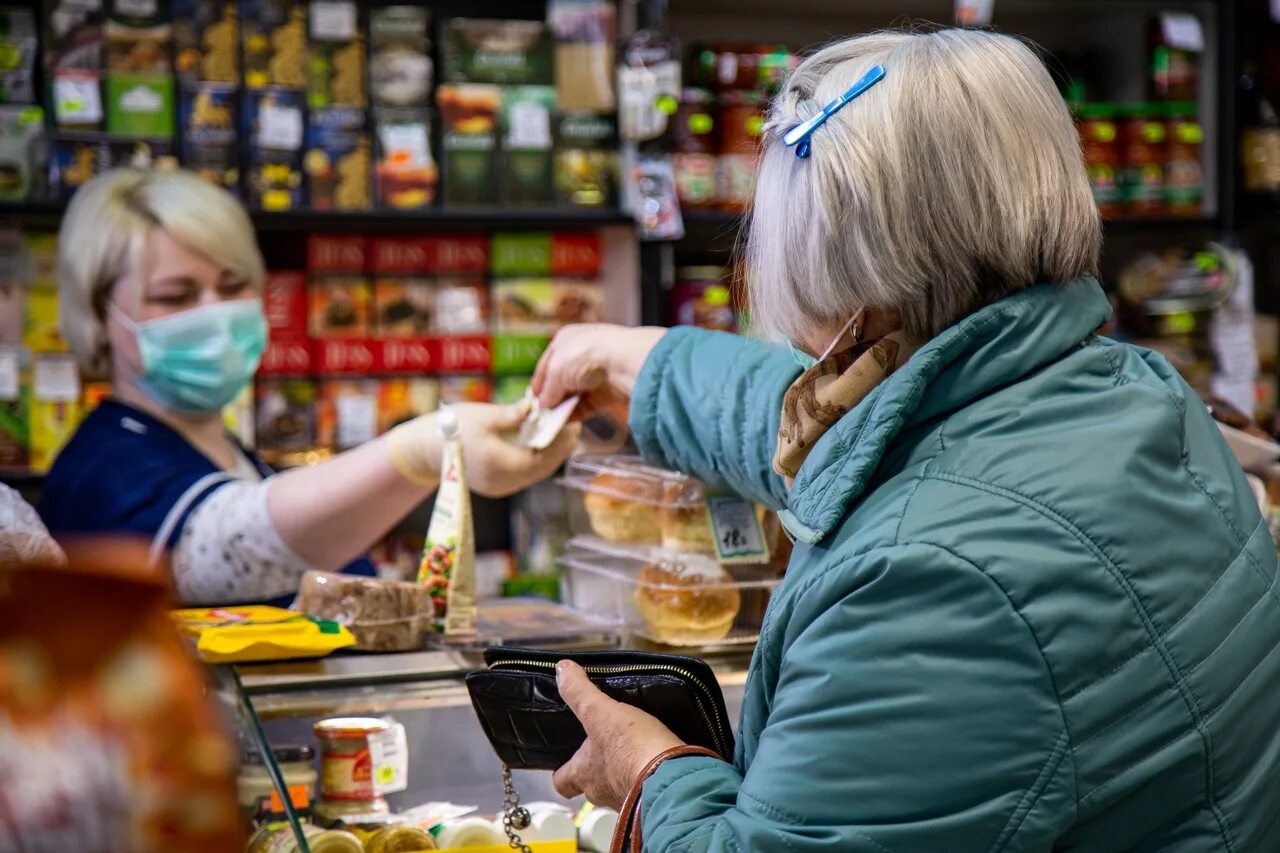 Два кассира. Кассир ворует. Кража продуктов питания. Украл еду.