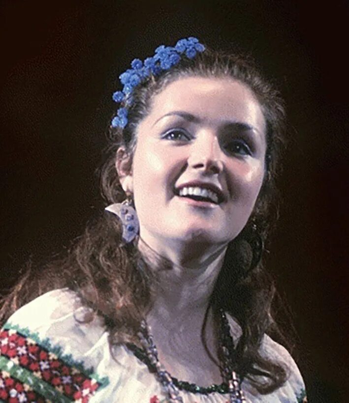 Молдавская певица надежда чепрага. Смуглянка молдаванка. Надежда чепрага в молодости. Надежда чепрага семья. Фотосессия с виноградом.